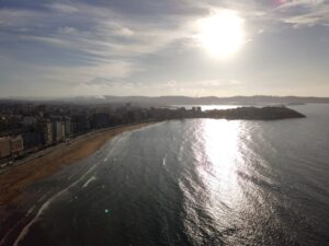 Despegando al atardecer sobre la playa de Gijón